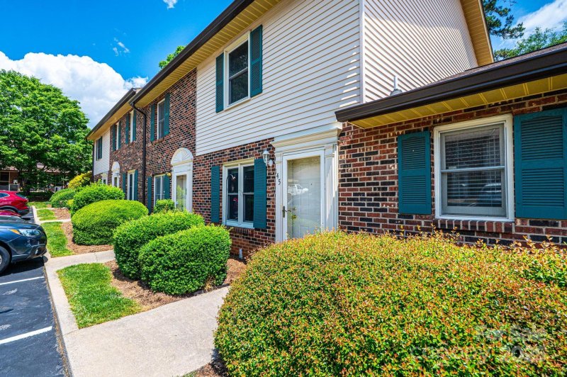 Property image 2 of 1330 5th Street in Tara Woods, Hickory, NC 28601