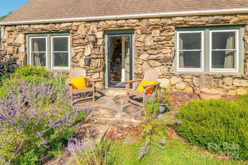 Property image 4 at 6 Craggy Circle, Asheville, NC 28803