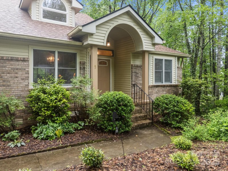 Property image 3 of 5 Governors Drive in Carriage Park, Hendersonville, NC 28791