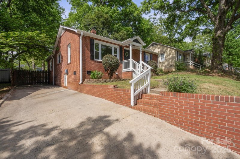 Property image 2 at 534 W Kingston Avenue, Charlotte, NC 28203