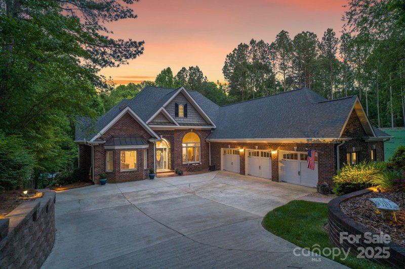 Property image 2 of 2200 Capes Cove Drive in Northview Harbour, Sherrills Ford, NC 28673