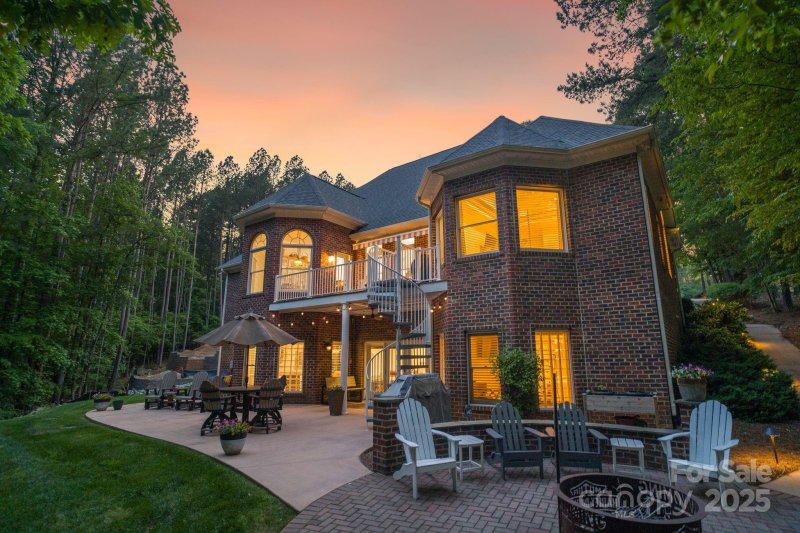 Property image 3 of 2200 Capes Cove Drive in Northview Harbour, Sherrills Ford, NC 28673