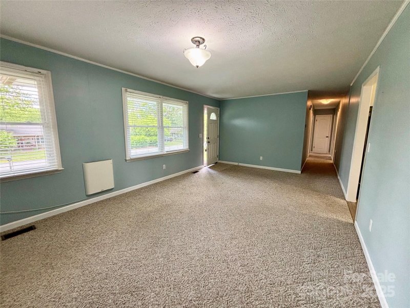 Property image 3 of 34 W Broadleaf Drive in Maplewood, Hendersonville, NC 28739