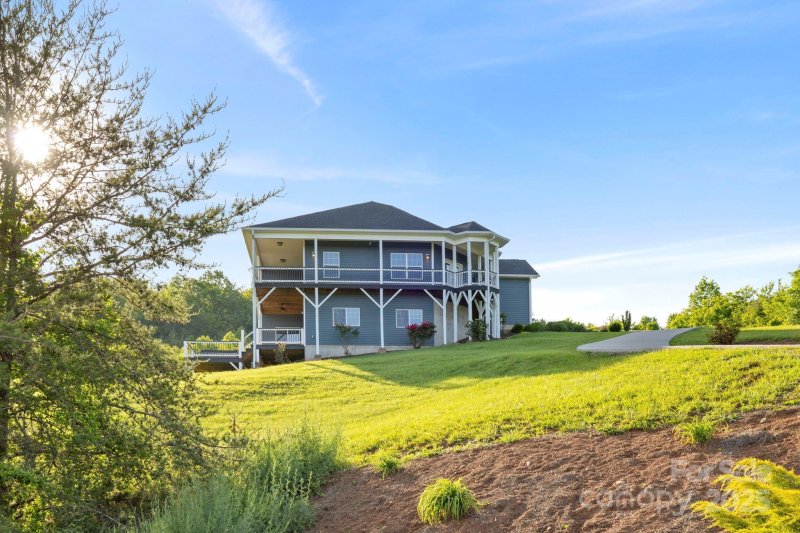Property image 2 of 505 Sky Ridge Drive in Red Oak Plantation, Leicester, NC 28748