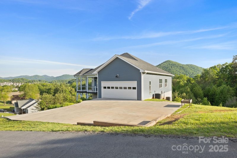 Property image 5 of 505 Sky Ridge Drive in Red Oak Plantation, Leicester, NC 28748