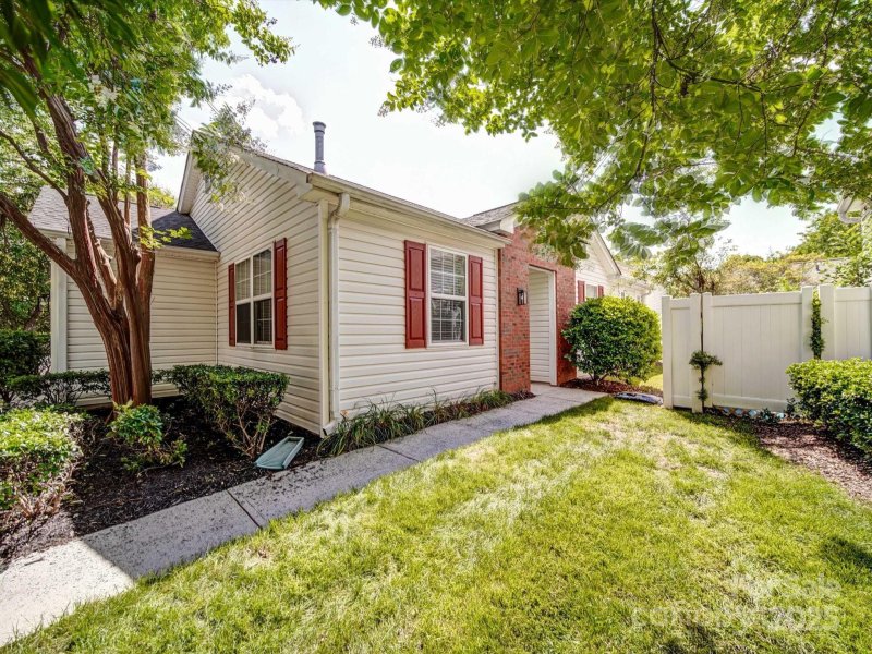 Property image 3 at 9360 Meadowmont View Drive, Charlotte, NC 28269