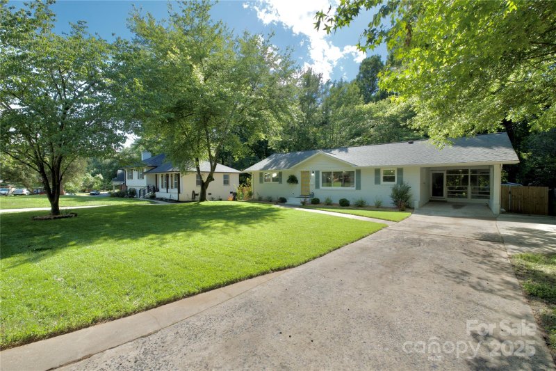 Property image 3 at 3549 Woodleaf Road, Charlotte, NC 28205