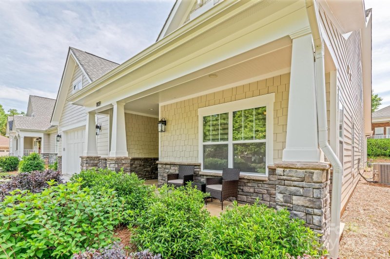 Property image 5 of 1109 Bunch Drive in Magnolia Glen, Statesville, NC 28677