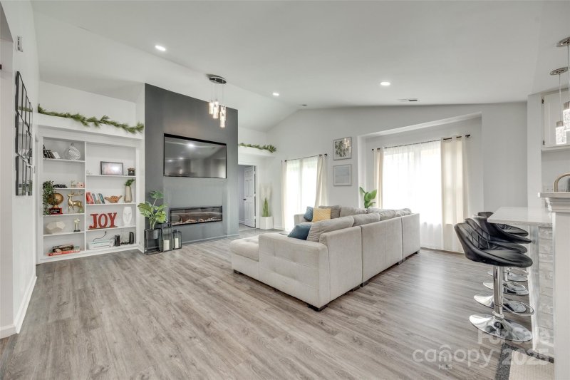 Sherbrook, Charlotte Community