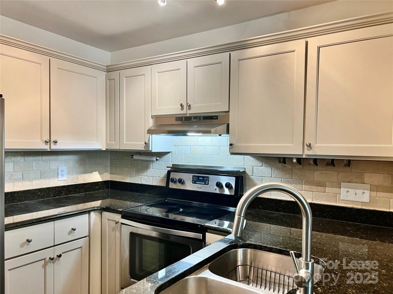 Property image 3 at 3306 Selwyn Farms Lane, Charlotte, NC 28209