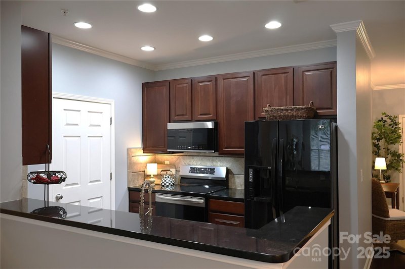 Property image 5 at 1000 E Woodlawn Road, Charlotte, NC 28209