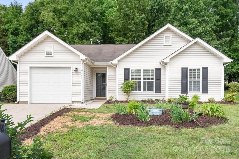 Property image 2 at 4719 Sahalee Lane, Charlotte, NC 28216