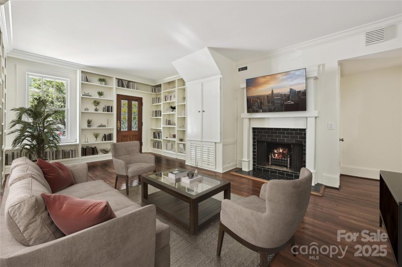 Property image 3 of 402 W 8th Street in Fourth Ward, Charlotte, NC 28202