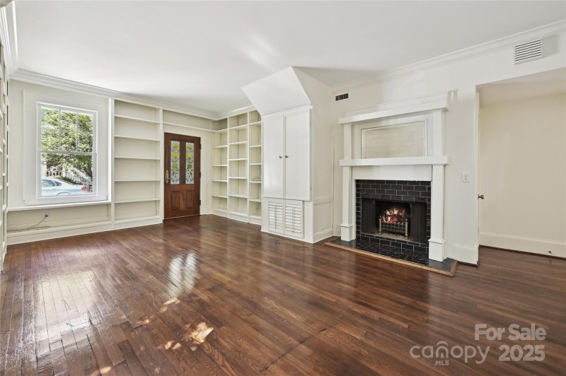 Property image 5 of 402 W 8th Street in Fourth Ward, Charlotte, NC 28202