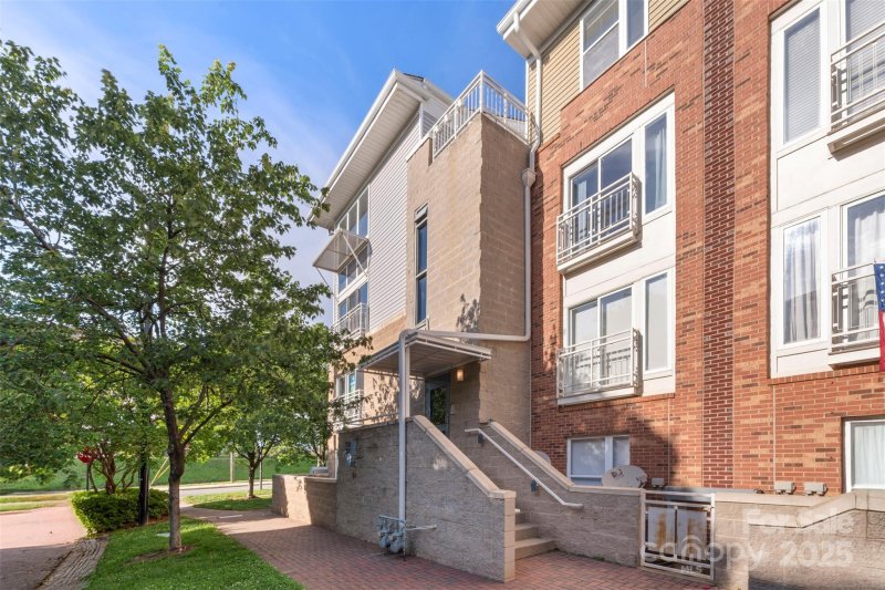 Property image 2 at 511 Donatello Avenue, Charlotte, NC 28205