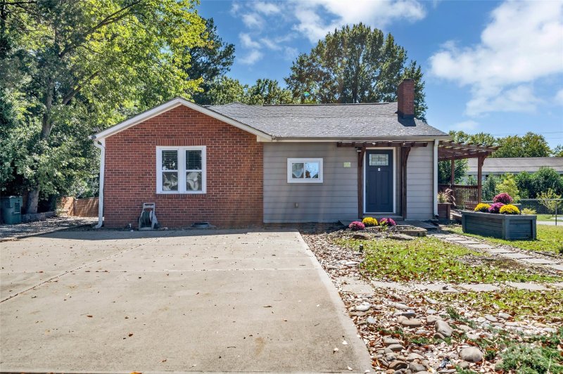Property image 2 of 1111 E Park Drive in East Park, Gastonia, NC 28054