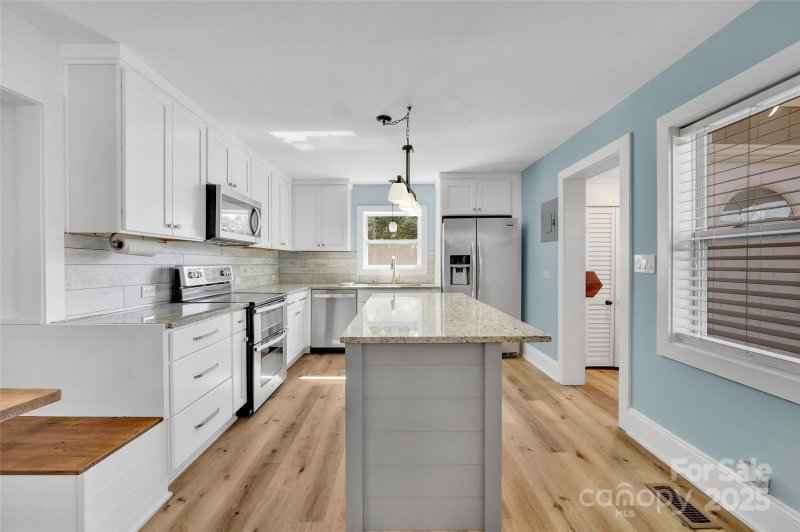 Property image 5 of 1111 E Park Drive in East Park, Gastonia, NC 28054