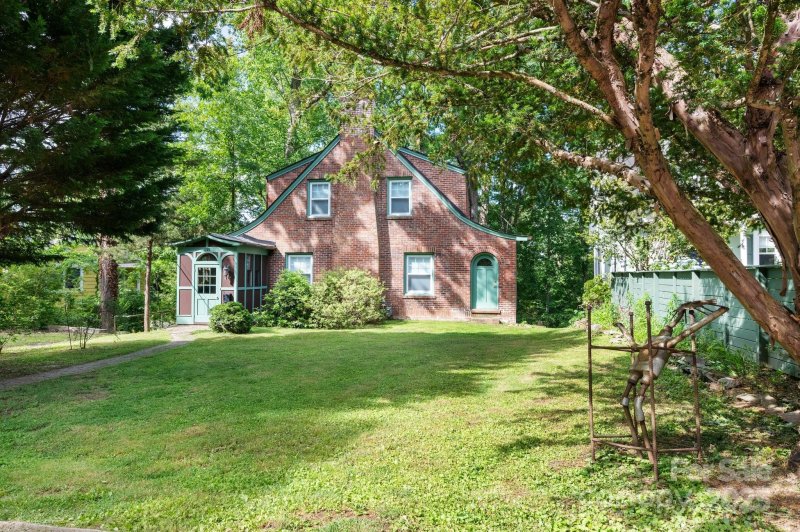 Property image 2 at 135 Tacoma Circle, Asheville, NC 28801