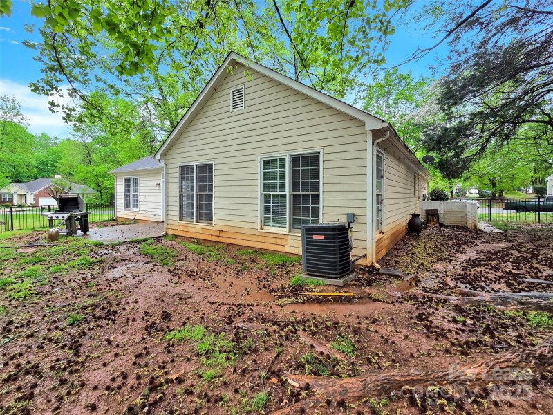 Property image 5 at 6520 White Pine Lane, Charlotte, NC 28262