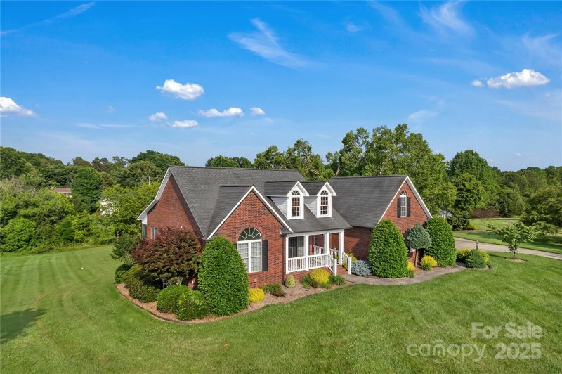 Property image 4 of 814 Settlers Drive in Dewey Beam Estates, Cherryville, NC 28021