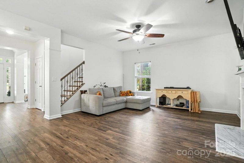 Matthews Commons, Matthews Community