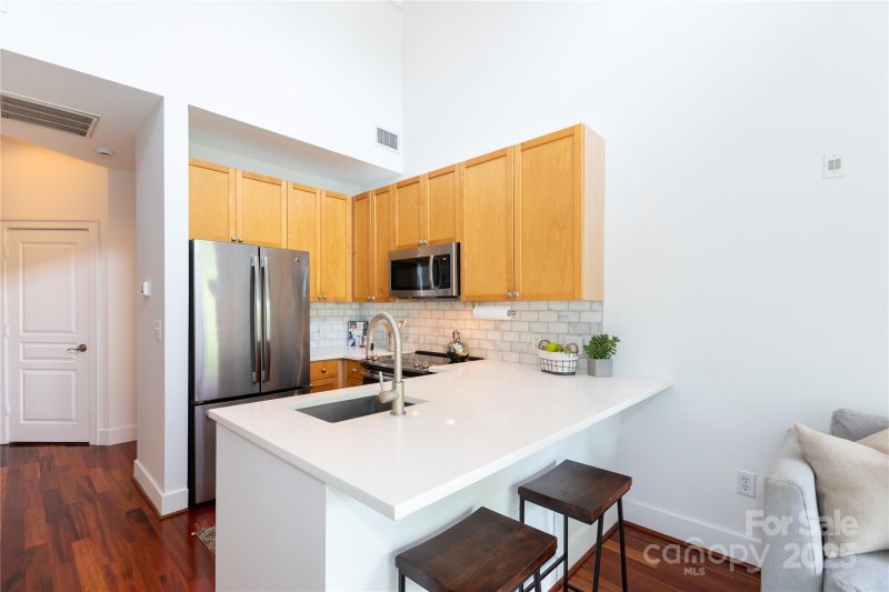 Property image 3 at 115 E Park Avenue, Charlotte, NC 28203