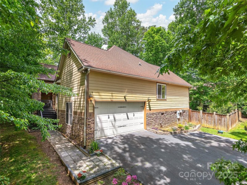 Property image 2 at 4 Alsatian Lane, Asheville, NC 28805
