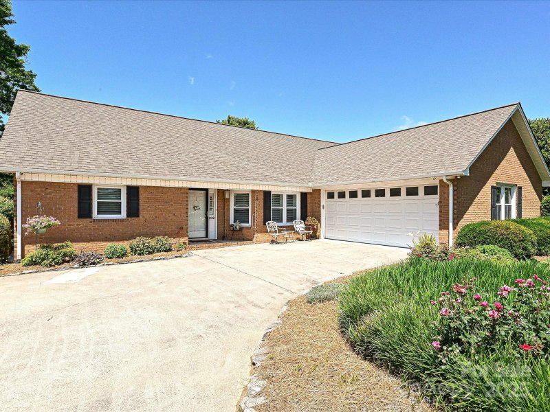 Property image 2 of 202 Cameron Drive in Country Creek, Kings Mountain, NC 28086