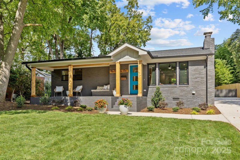 Amity Gardens, Charlotte Community