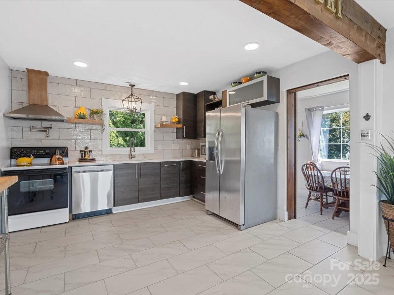 Property image 4 of 2633 Old North Sharon Amity Road in Amity Gardens, Charlotte, NC 28205