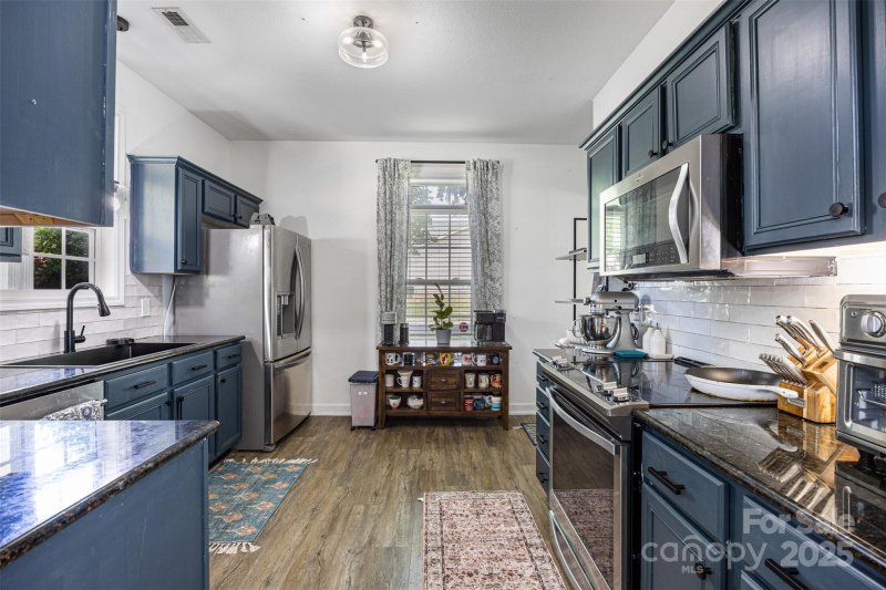 Property image 3 at 6107 Raisin Tree Lane, Charlotte, NC 28215