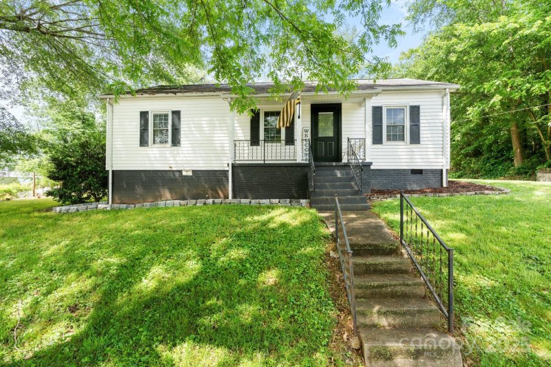 Property image 2 at 1211 11th Street, Hickory, NC 28601