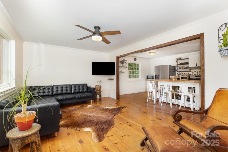 Property image 2 of 7015 Lavern Street in Ravenwood, Charlotte, NC 28215