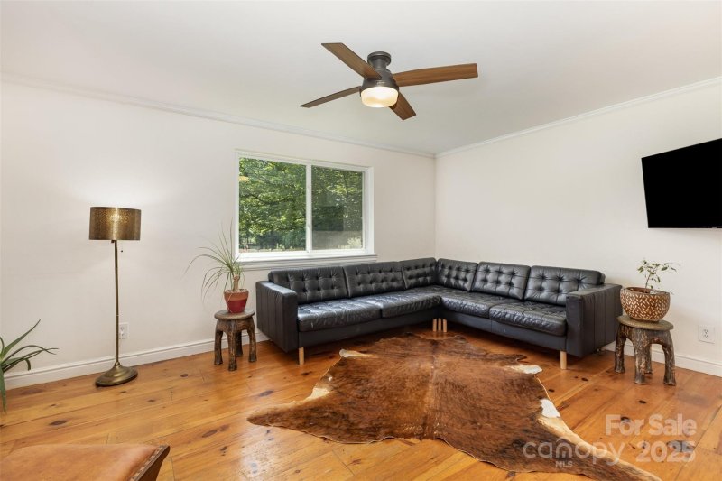 Property image 3 of 7015 Lavern Street in Ravenwood, Charlotte, NC 28215