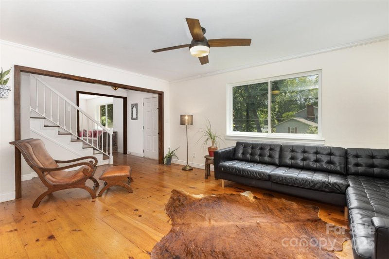 Property image 4 of 7015 Lavern Street in Ravenwood, Charlotte, NC 28215