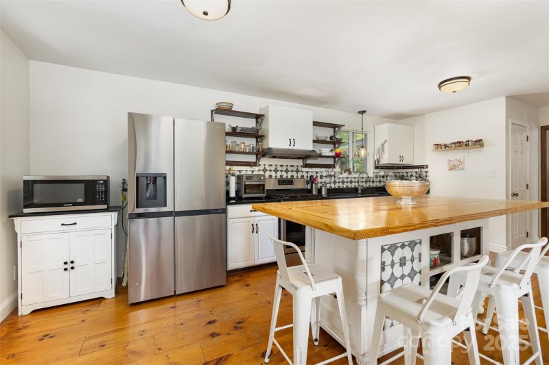 Property image 5 of 7015 Lavern Street in Ravenwood, Charlotte, NC 28215