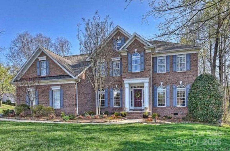 Amberleigh, Charlotte Community