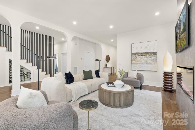 Property image 2 of 2414 E 7th Street in Elizabeth, Charlotte, NC 28204