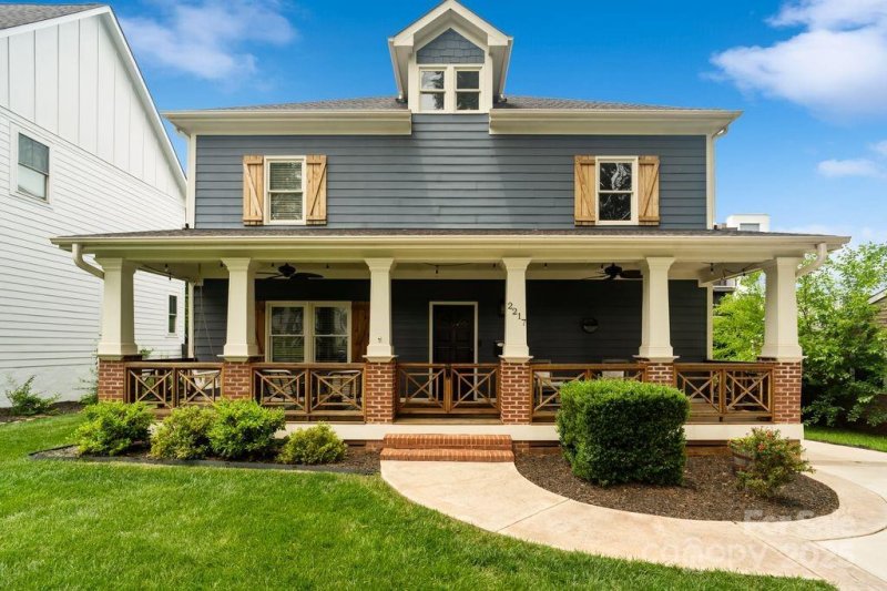 Property image 2 of 2217 Yadkin Avenue in Villa Heights, Charlotte, NC 28205