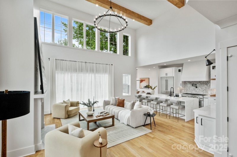 Property image 2 of 621 Poindexter Drive in Sedgefield, Charlotte, NC 28209