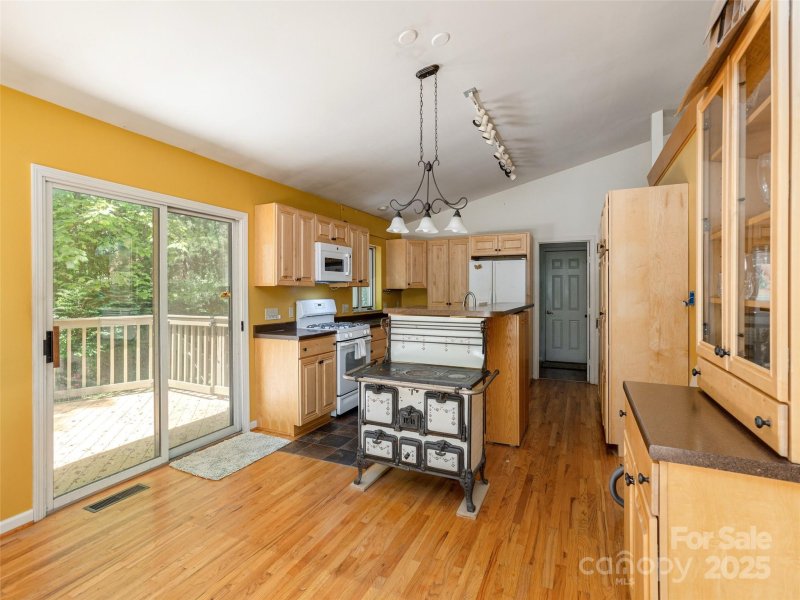 Property image 5 of 22 Delacy Drive in Canarian Estates, Hendersonville, NC 28739