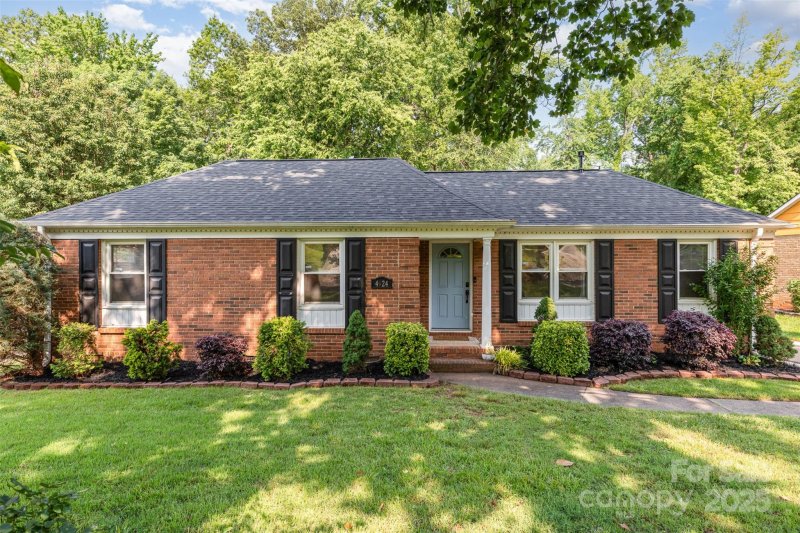 Property image 3 of 4924 Farm Pond Lane in Four Seasons, Charlotte, NC 28212