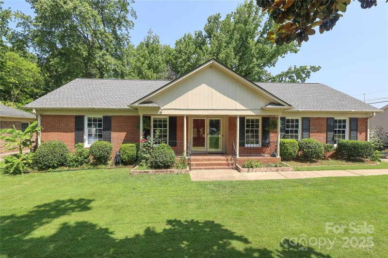 2443 Knickerbocker Drive