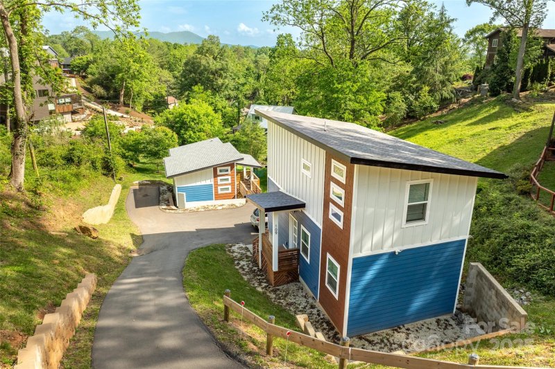 Property image 2 of 109 Thurland Avenue in Kenilworth, Asheville, NC 28803
