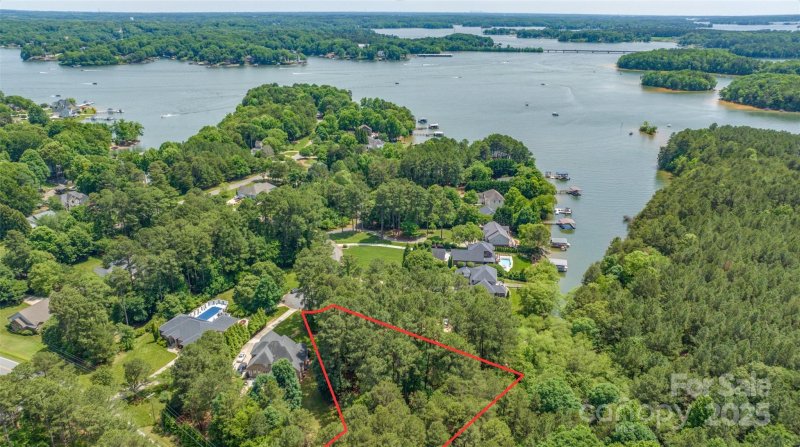 Property image 3 of 9207 Belle Pines Court in Lakepointe South, Sherrills Ford, NC 28673