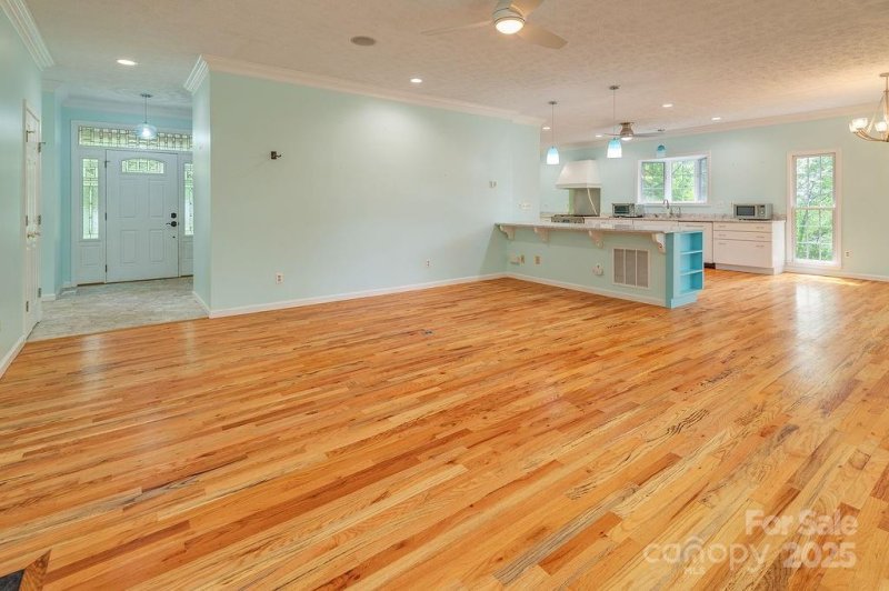 Property image 5 of 111 Sunny Ridge Drive in Sunny Ridge Estates, Asheville, NC 28804