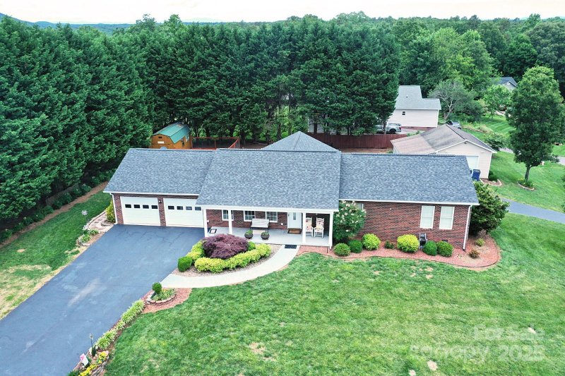 Property image 2 of 4646 River Run Circle in River Run, Hickory, NC 28602