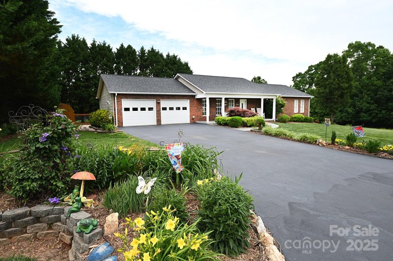 Property image 3 of 4646 River Run Circle in River Run, Hickory, NC 28602