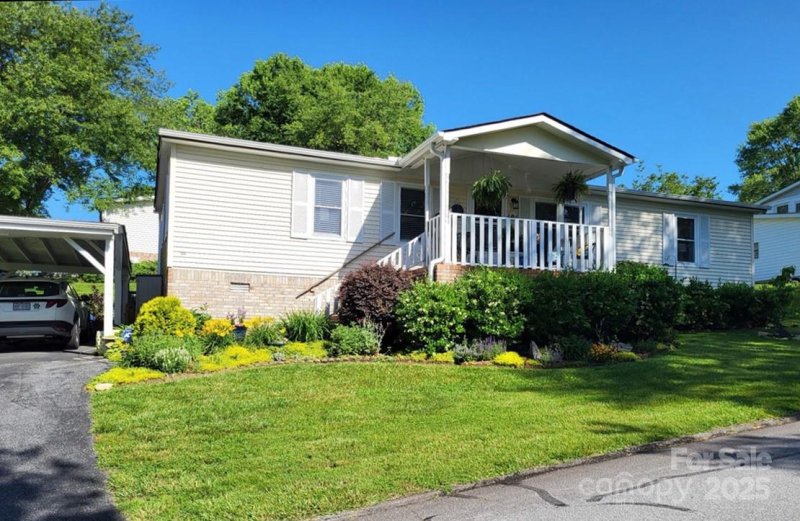 Property image 2 at 101 Cumberland Drive, Hendersonville, NC 28792