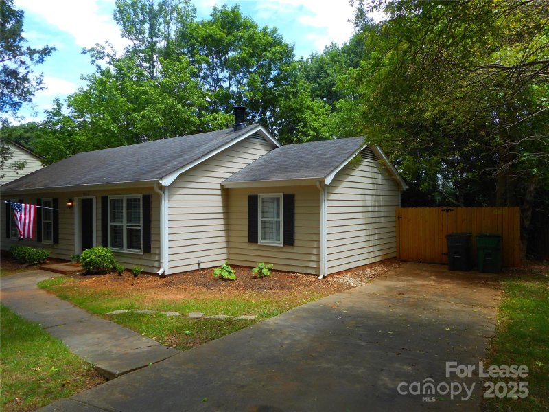 Property image 3 at 7818 Surreywood Place, Charlotte, NC 28270